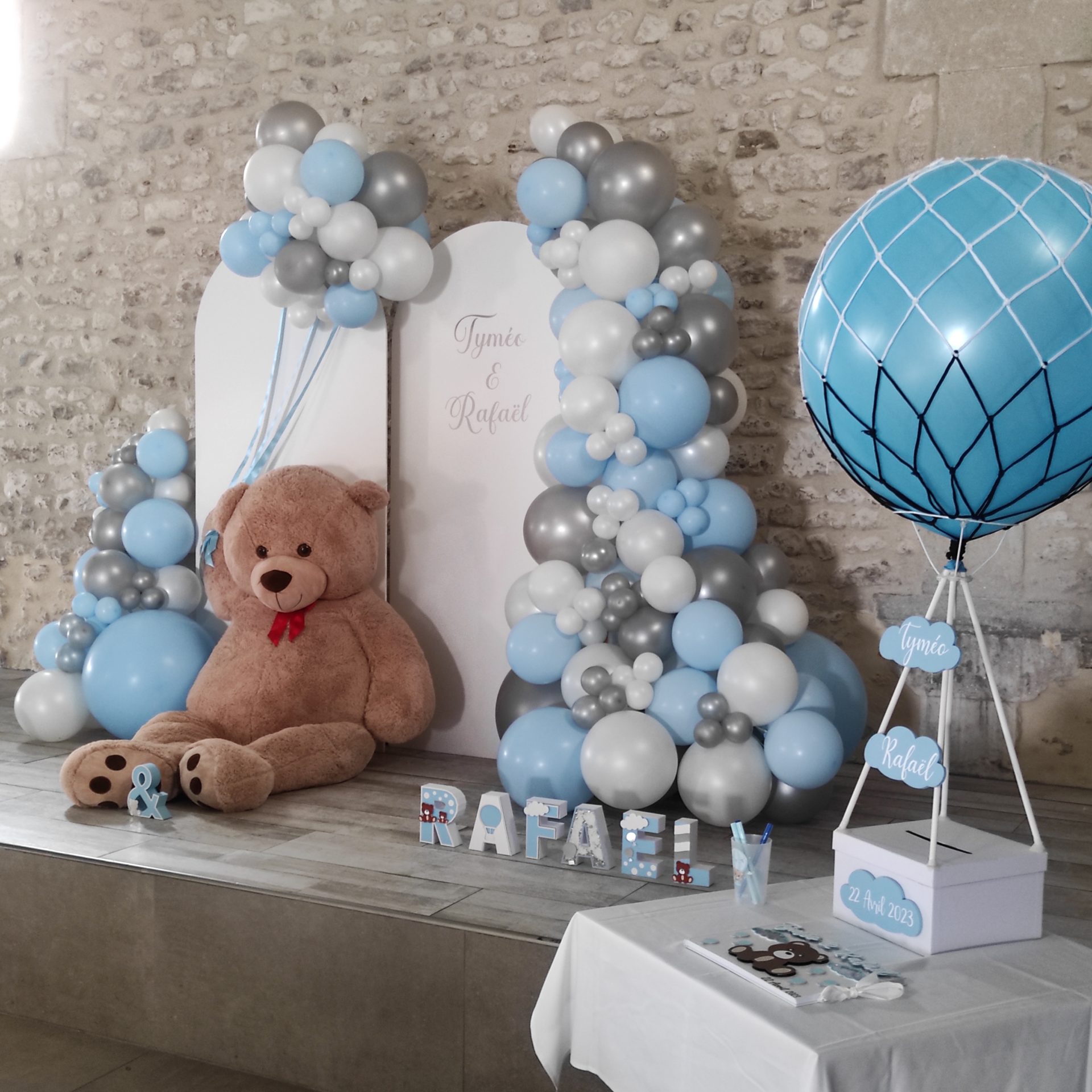 arche de ballons thème teddy argent bleu pastel et blanc