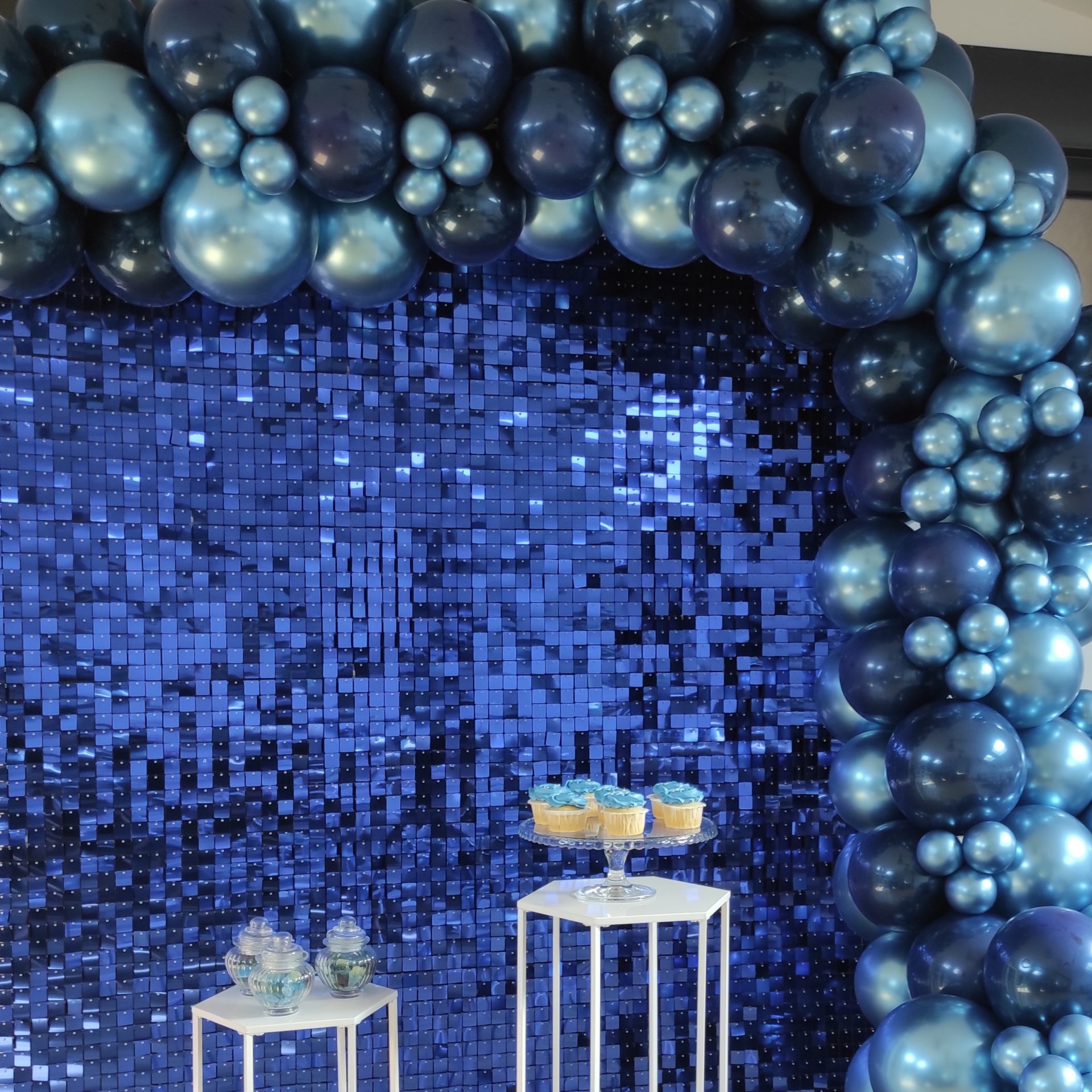 mur de sequins bleu nuit et ballons chromé bleu et bleu marine