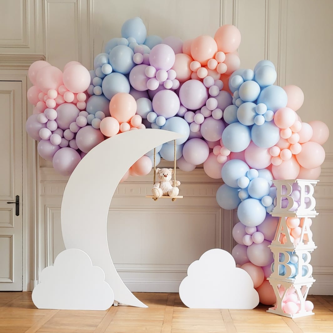 arche de ballons sur-mesure couleurs pastels lune et nuage